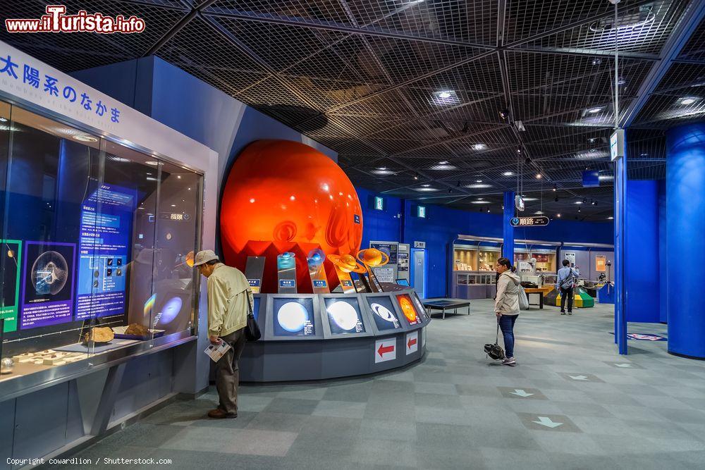 Immagine Interno del Museo di Scienza a Osaka, Giappone. Progettato pensando ai bambini, accompagna i visitatori attraverso esposizioni sull'universo, la chimica, l'elettricità e l'energia - © cowardlion / Shutterstock.com