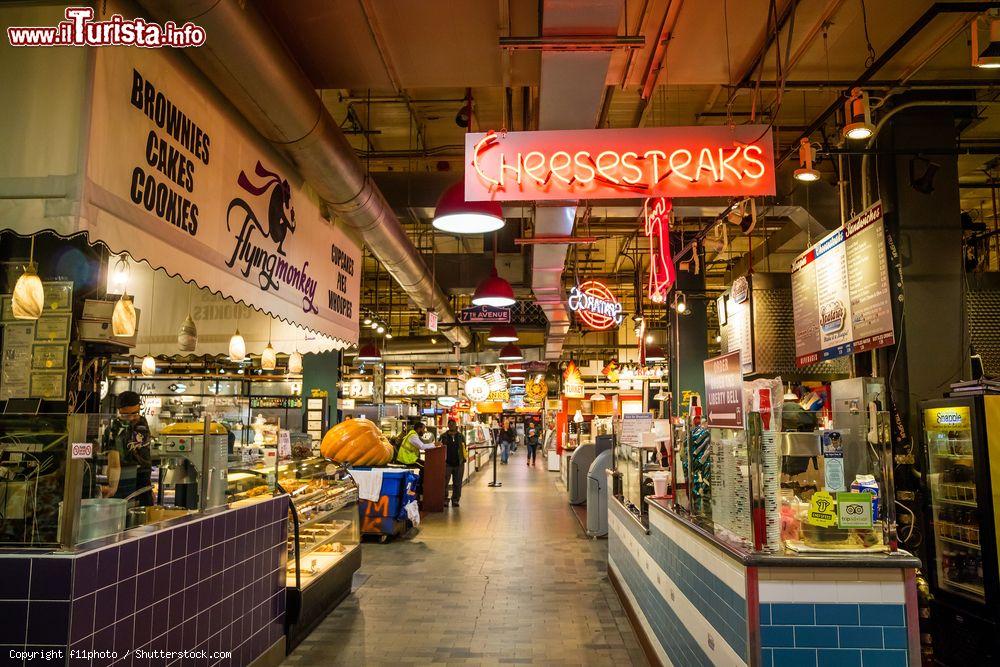 Immagine Interno del Reading Terminal Market a Philadelphia, USA. Questo storico mercato al coperto è stato aperto nel 1890 - © f11photo / Shutterstock.com