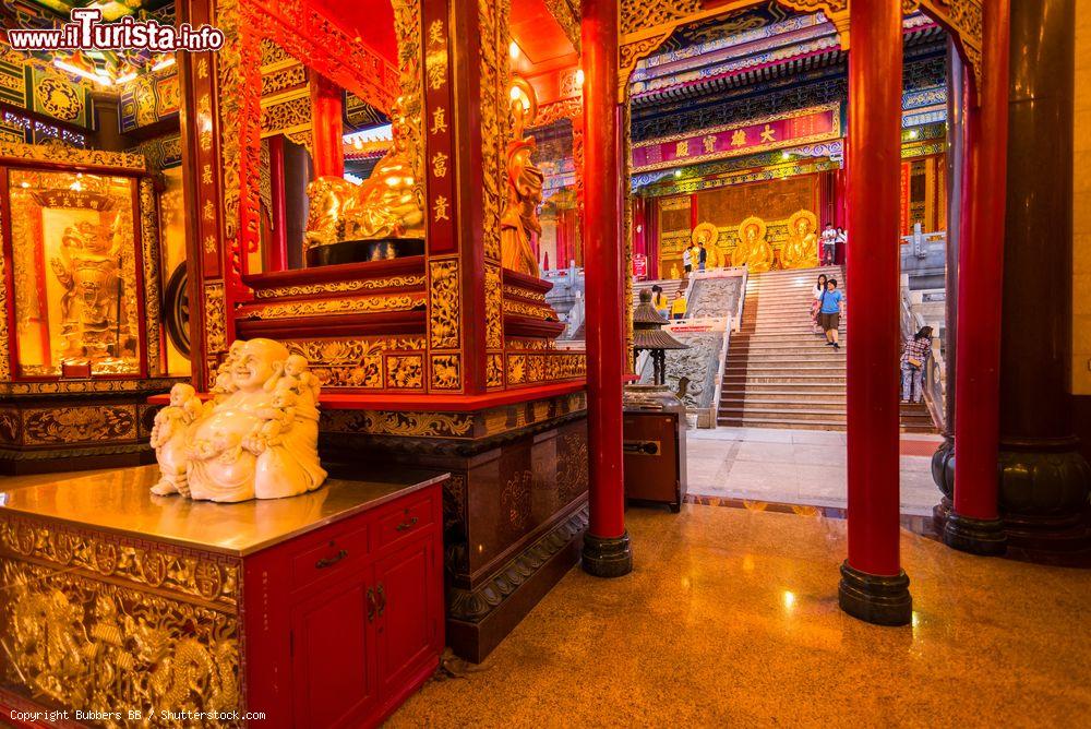 Immagine Interno del tempio cinese Leng Noei Yi 2 a Nonthaburi, Thailandia. Le statue del Buddha venerate dai fedeli - © Bubbers BB / Shutterstock.com