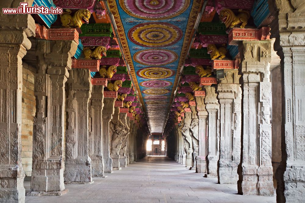 Immagine Interno del tempio di Meenakshi a Madurai, Tamil Nadu, India del sud. E' uno storico tempio indù situato sulla riva meridionale del fiume Vaigai nella cittadina di Madurai. E' dedicato a Parvati e al suo consorte Shiva.