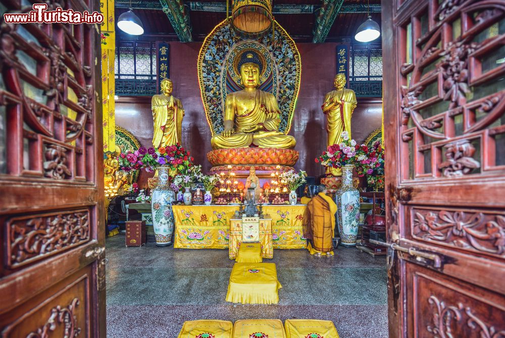 Immagine Interno del tempio Hongfu a Guiyang, Cina. Costruito alla fine della dinastia Ming, è uno dei principali edifici religiosi di fede buddhista della città.