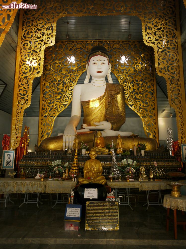 Immagine Interno del Wat Jong Kham a Mae Hong Son (Thailandia): si tratta di uno dei luoghi sacri in stile Shan/Burmese.