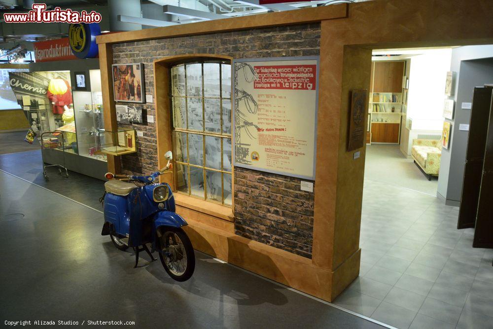 Immagine Interno del Zeitgeschichtliches Forum Museum di Lipsia, Germania. Dedicato alla storia contemporanea tedesca, questo spazio museale è stato aperto nel 1999 e si concentra sulla storia della divisione tedesca e sulla vita quotidiana nella dittatura comunista della RDT e sulla riunificazione - © Alizada Studios / Shutterstock.com