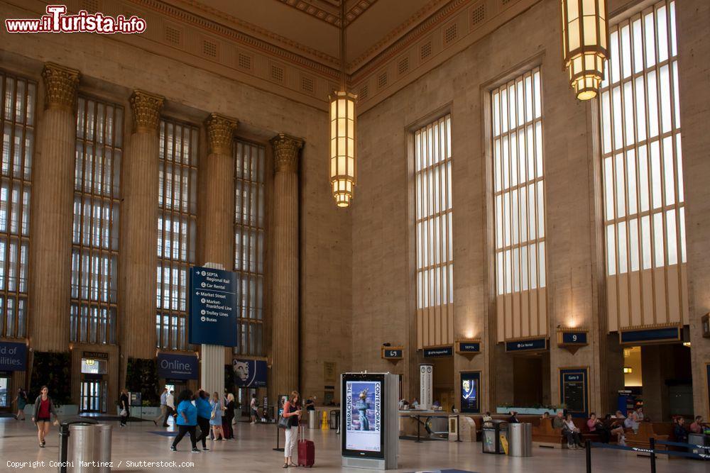 Immagine Interno della 30th St Train Station di Philadelphia, Pennsylvania (USA). Principale scalo per treni locali e nazionali, questa stazione è stata inaugurata nel 1933 - © Conchi Martinez / Shutterstock.com