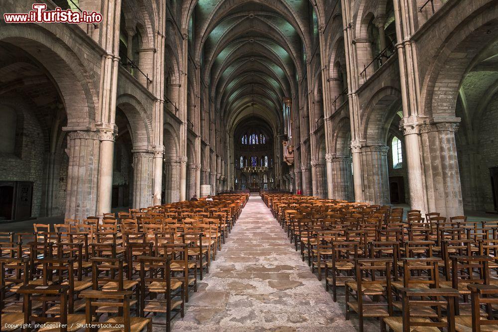 Immagine Interno della basilica di Saint-Remi a Reims, Francia. Quest'antica chiesa di forme romanico gotiche risale all'XI°-XII° secolo - © photogolfer / Shutterstock.com