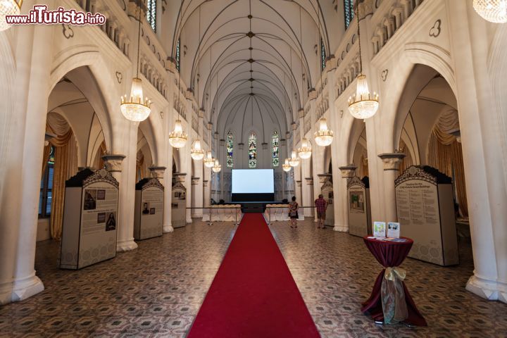 Immagine Interno della cattedrale anglicana di Sant'Andrea a Singapore. Aperta ai fedeli il 1° Ottobre 1861, è la più grande del paese. Sorge nei pressi del Municipio cittadino  - © 298904444 / Shutterstock.com