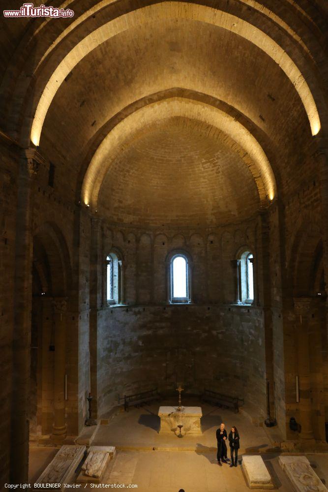 Immagine Interno della cattedrale cattolica di Maguelone nei pressi di Montpellier, Francia. Dedicato ai santi Pietro e Paolo, questo edificio sacro venne eretto fra il XII° e il XIII° secolo sull'isola di Maguelone, dipartimento dell'Herault - © BOULENGER Xavier / Shutterstock.com