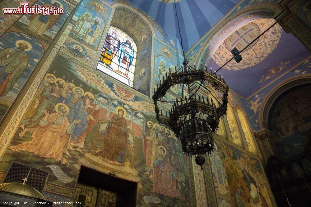 Immagine Interno della cattedrale della Dormizione di Maria a Varna, Bulgaria: la chiesa è impreziosita da affreschi e vetrate istoriate - © Kiril Todorov / Shutterstock.com