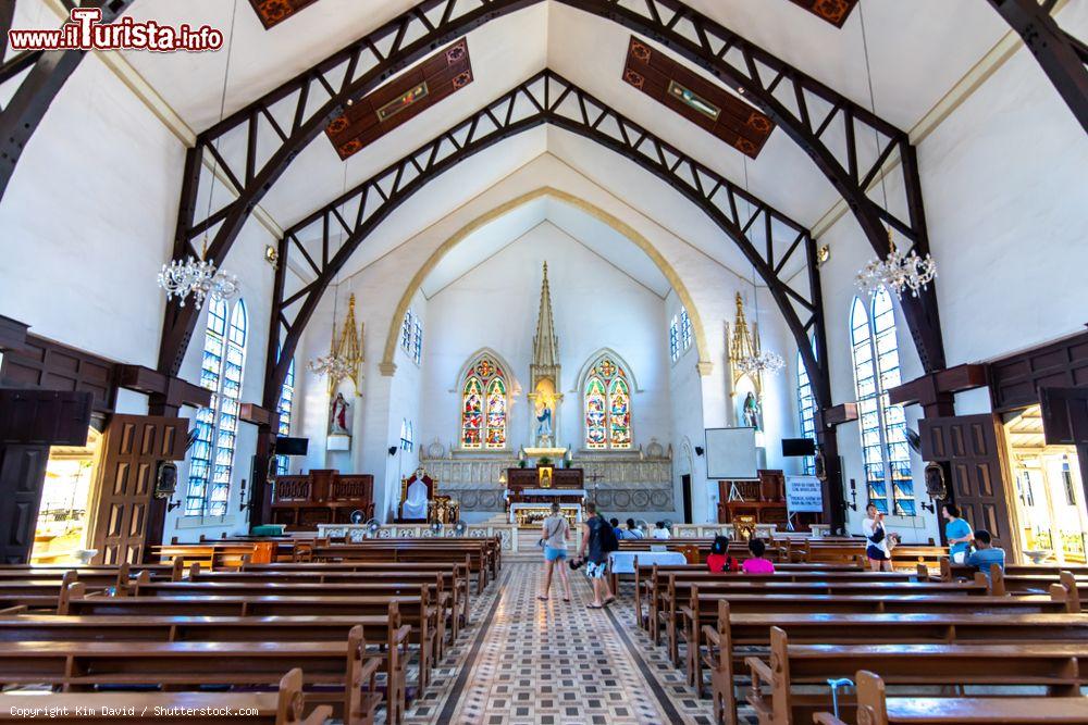 Immagine Interno della cattedrale dell'Immacolata Concezione a Puerto Princesa, Palawan, Filippine - © Kim David / Shutterstock.com