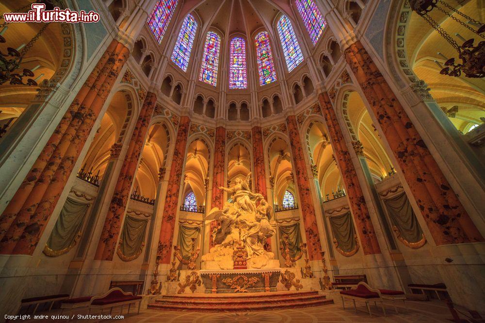 Immagine Interno della cattedrale di Chartres, Francia: l'importanza storica e culturale di questo edificio religioso è riconosciuta anche dall'Unesco - © andre quinou / Shutterstock.com