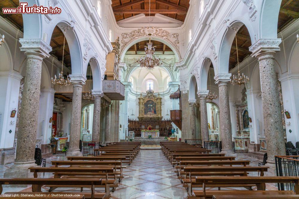 Immagine Interno della cattedrale di Forza d'Agrò, provincia di Messina (Sicilia): l'edificio si presenta a tre navate su colonne e pilastri con il tetto a capriate in legno - © Stefano_Valeri / Shutterstock.com