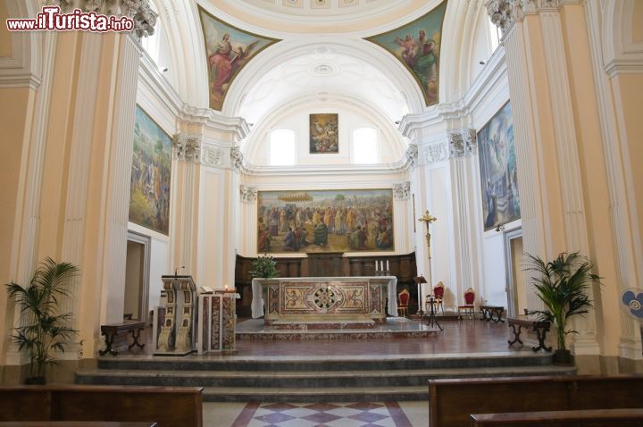 Immagine Interno della Cattedrale di Manfredonia, la navata principale  - © Mi.Ti. / Shutterstock.com