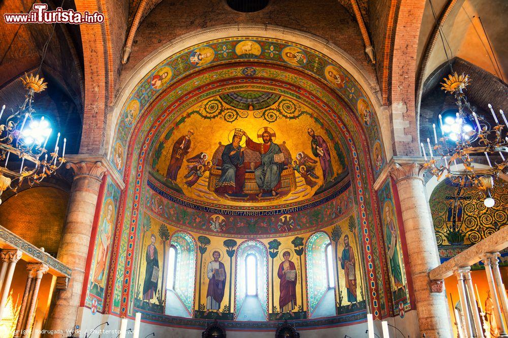 Immagine Interno della cattedrale di Modena, Emilia-Romagna. A decorare pareti e soffitto sono affreschi a carattere religioso e finestre luminose - © Madrugada Verde / Shutterstock.com