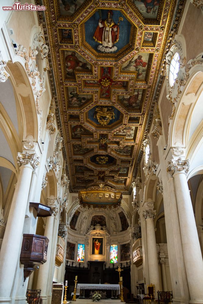 Immagine Interno della cattedrale di Recanati, Marche. Il soffitto a cassettoni in legno è una vera meraviglia. Dedicata a San Flaviano, la chiesa ospita il sarcofago di papa Gregorio XII°.