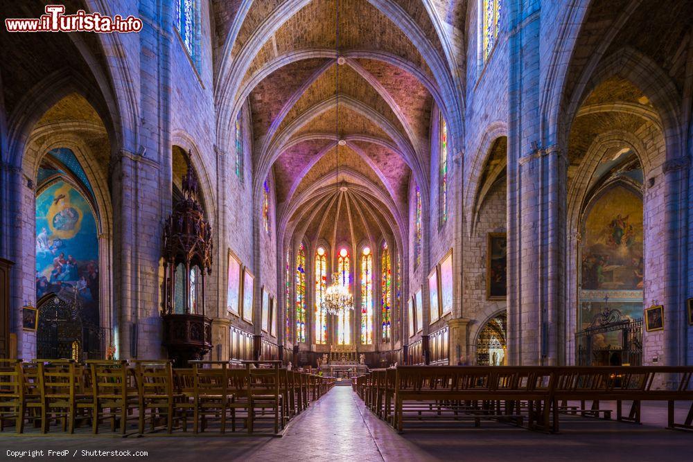 Immagine Interno della cattedrale di Saint Fulcran a Lodeve, Occitania, Francia. Tipico esempio di architettura gotica locale, questa chiesa è monumento storico dal 1840 - © FredP / Shutterstock.com