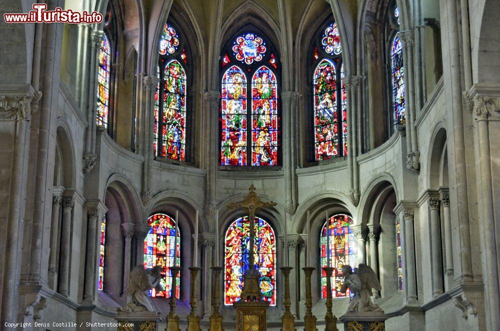 Immagine Interno della cattedrale di San Giovanni a Besancon, Francia: le vetrate colorate e istoriate - © Denis Costille / Shutterstock.com