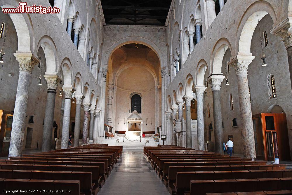 Immagine L'interno della cattedrale di San Sabino a Bari, Puglia, Italia. E' uno dei migliori esempi del romanico pugliese - © Kagai19927 / Shutterstock.com