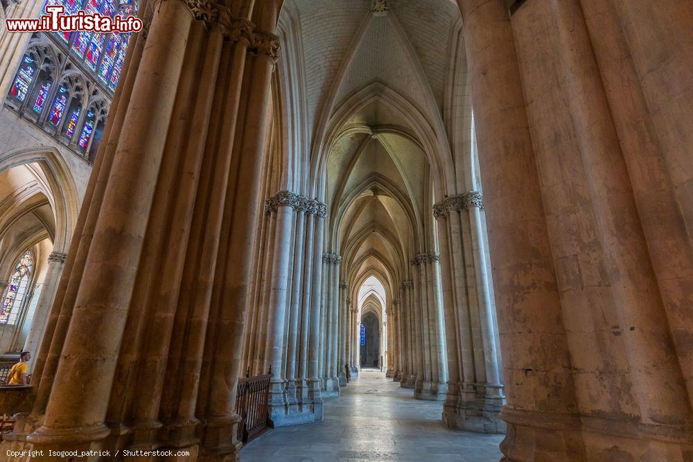 Immagine Interno della cattedrale di Troyes, Francia - © Isogood_patrick / Shutterstock.com