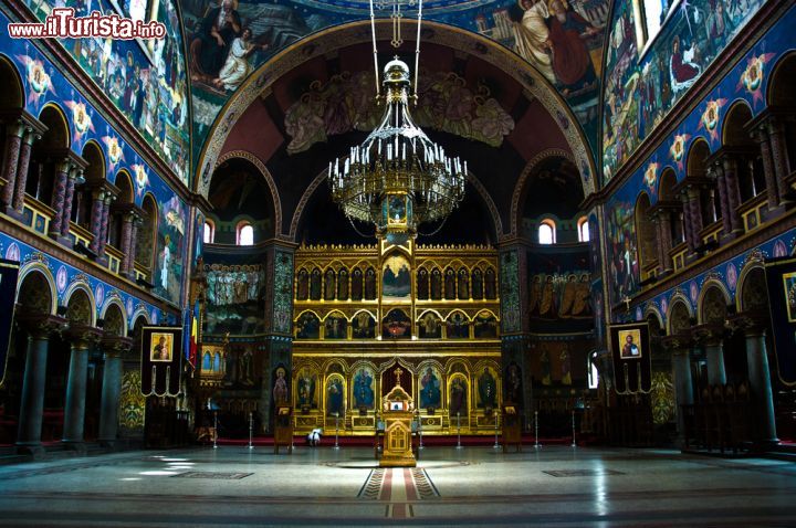 Immagine Interno della cattedrale ortodossa della Trinità a Sibiu, Romania - Pareti colorate e tetto decorato da affreschi e vetrate con scene bibliche per il sontuoso interno di una delle più interessanti chiese della Romania © tamara bizjak / Shutterstock.com