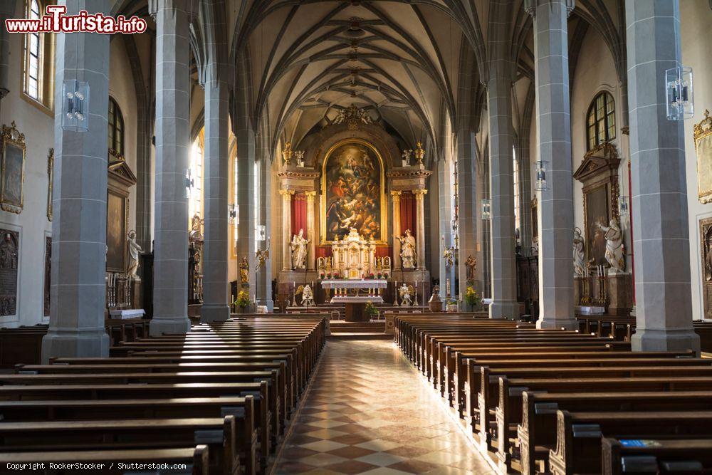 Immagine Interno della chiesa dei santi Filippo e Giacomo a Altotting, Germania: la bella navata centrale con le alte colonne - © RockerStocker / Shutterstock.com