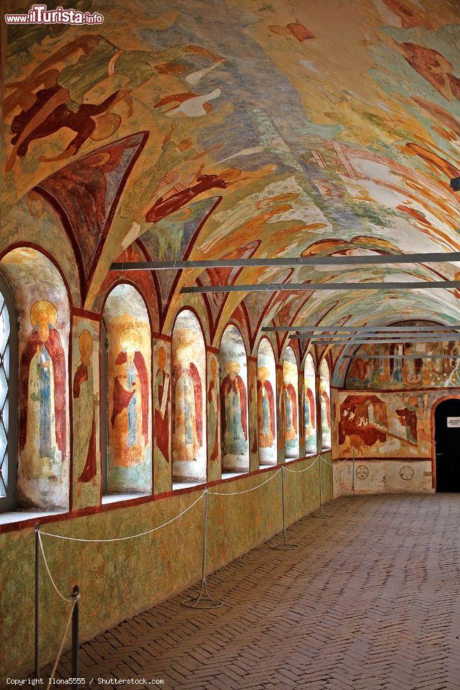 Immagine Interno della Chiesa della Resurrezione nel Cremlino di Rostov-on-Don, Russia. Risale al XVIII° secolo ed è impreziosita da affreschi e decorazioni murarie - © Ilona5555 / Shutterstock.com