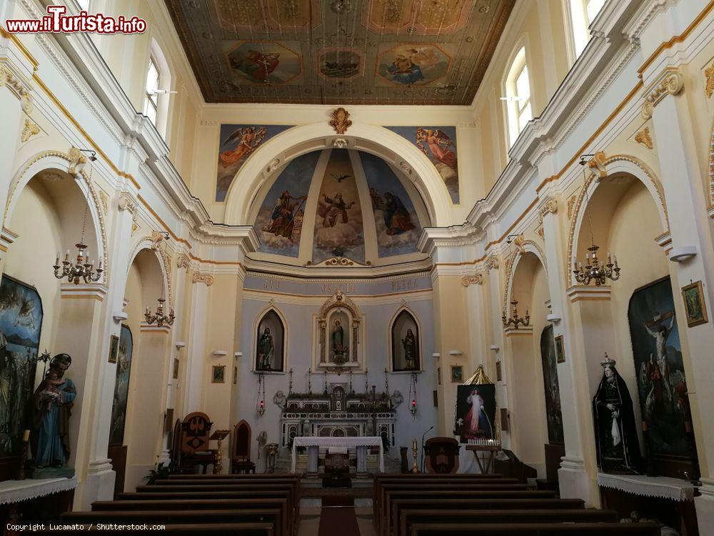 Immagine Interno della chiesa dell'Immacolata a Scario, Salerno, Campania. Questo grazioso edificio religioso si trova in riva al mare - © Lucamato / Shutterstock.com