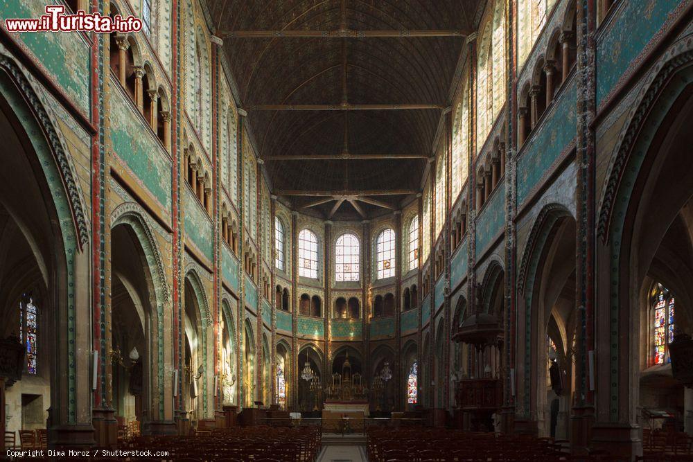 Immagine Interno della chiesa di Saint-Aignan a Chartres, Francia:  questo edificio religioso costruito nel 1514 presenta splendide vetrate colorate datate XV° e XVI° secolo - © Dima Moroz / Shutterstock.com