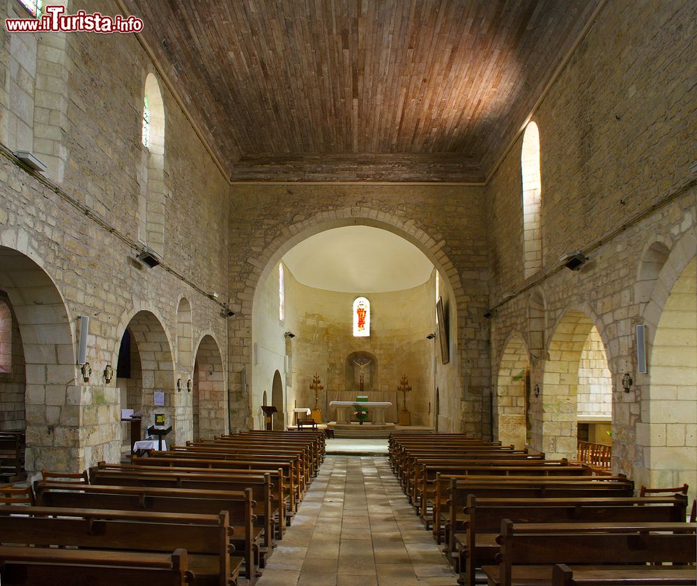 Immagine Interno della chiesa di Saint Vivien nel villaggio di Pons, Francia. Questa località si trova sulla strada per Santiago de Compostela.