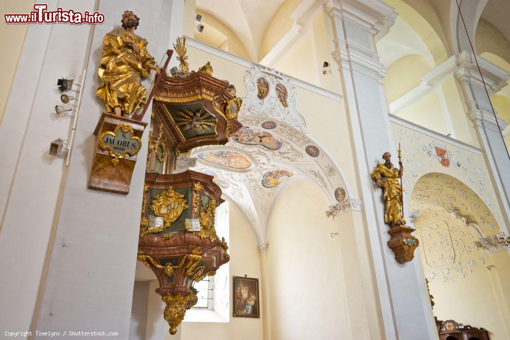 Immagine Interno della chiesa di San Nicola a Judenburg, Austria: ospita statue degli apostoli in stile barocco e un prezioso pulpito - © Timelynx / Shutterstock.com