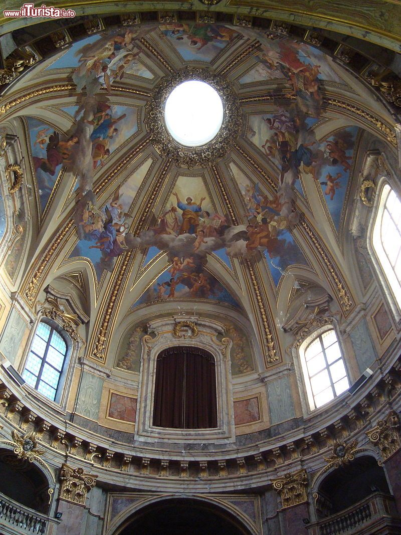 Immagine Interno della chiesa di San Pietro a Zagarolo, la grande cupola principale - © LPLT - CC BY-SA 3.0, Wikipedia