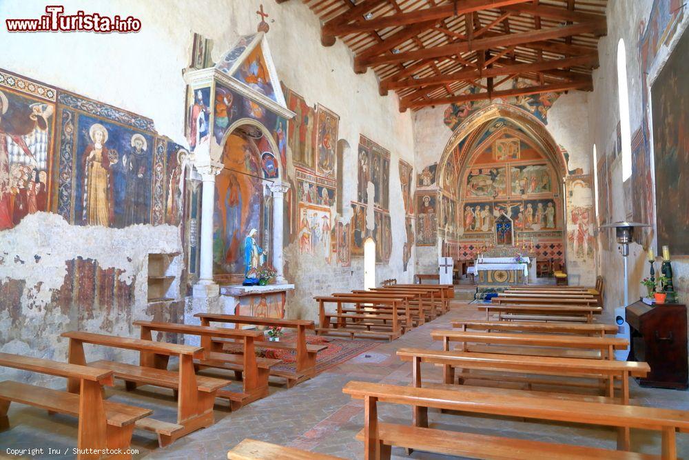 Immagine Interno della chiesa di Santa Maria in Vallo una delle attrazioni del centro storico di Vallo di Nera  in Umbria- © Inu / Shutterstock.com