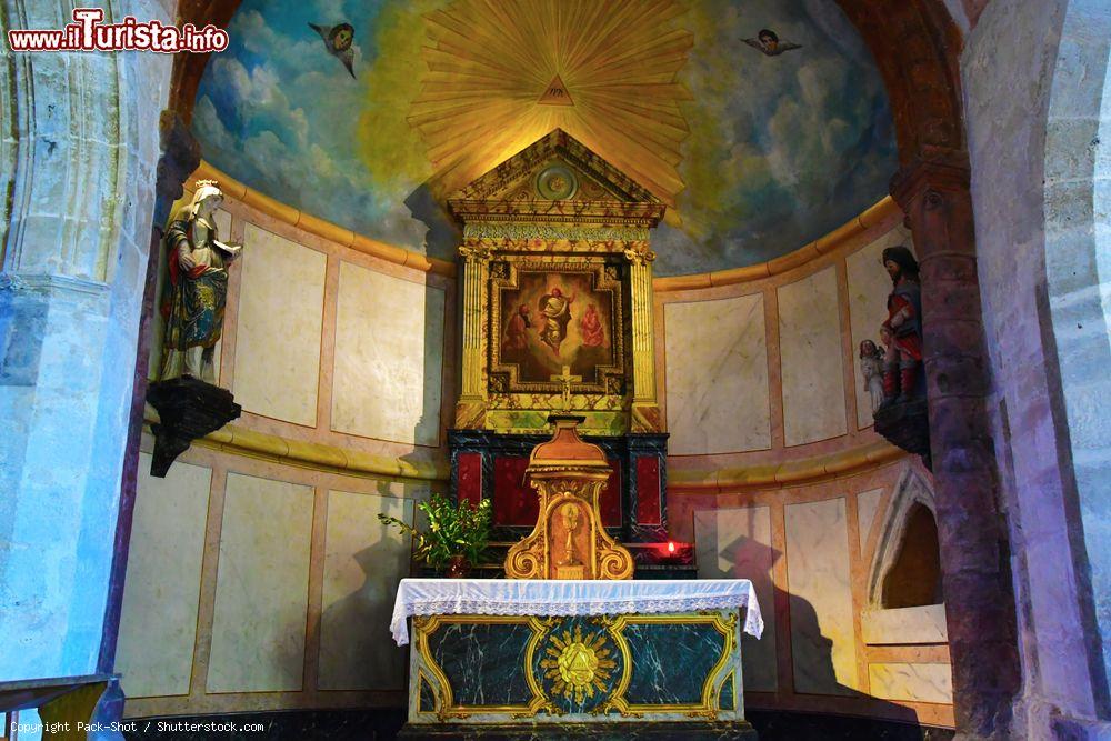 Immagine Interno della chiesa di Santa Radegonda a Giverny, Francia, con l'altare e il soffitto affrescato - © Pack-Shot / Shutterstock.com