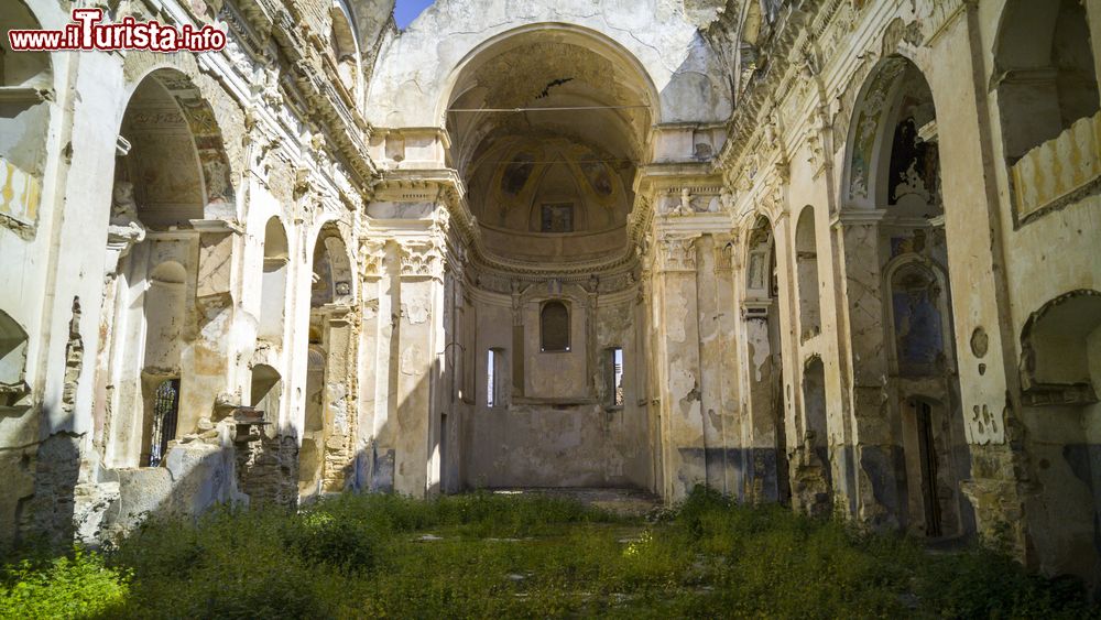 Immagine L'interno della chiesa di Sant'Egidio a Bussana Vecchia, Sanremo, Liguria.