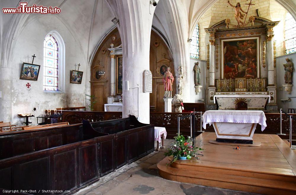 Immagine L'interno della chiesa di Santo Stefano a Ars-en-Ré, Ile-de-Ré, Francia. Di grande pregio il coro gotico e le volte bombate in stile angioino - © Pack-Shot / Shutterstock.com