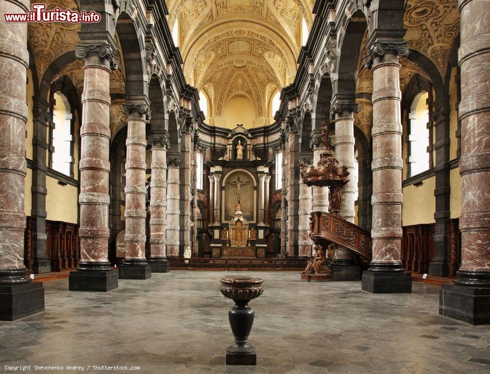 Immagine Interno della chiesa di St. Loup a Namur, Belgio. Capolavoro dell'architettura barocca dei Paesi Bassi meridionali, questa chiesa venne eretta fra il 1621 e il 1645 - © Shevchenko Andrey / Shutterstock.com