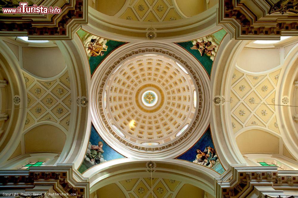 Immagine Interno della Chiesa Madre di Locrotondo in Puglia - © Philip Reeve / Shutterstock.com