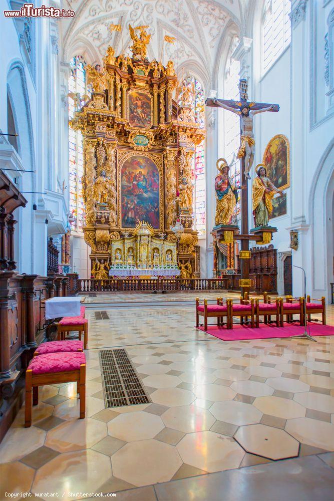 Immagine Interno della chiesa Maria Himmelfahrt a Landsberg am Lech, Germania. Fra tutti spicca lo spendido altare barocco riccamente decorato - © muratart / Shutterstock.com