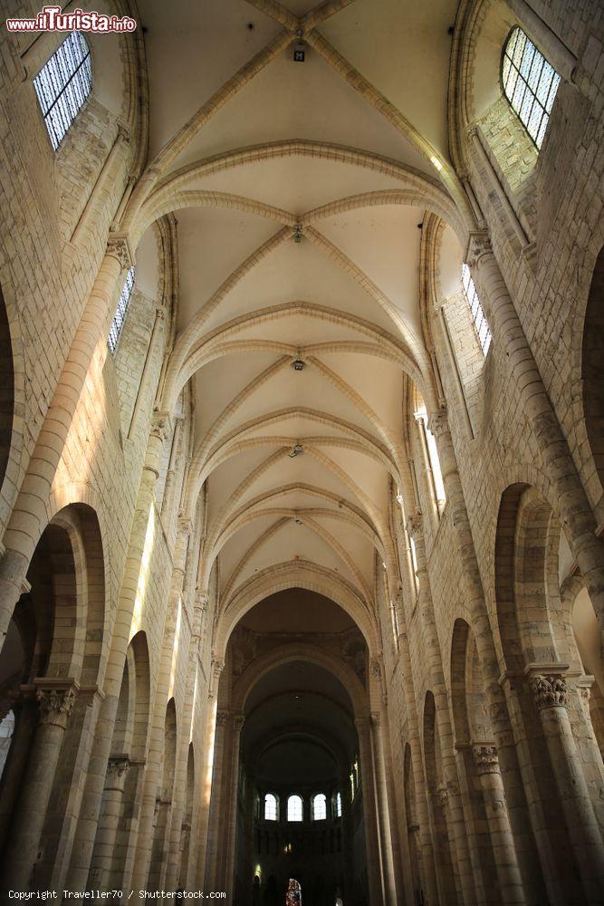 Immagine Interno della chiesa medievale di Saint-Benoit-sur-Loire, Francia - © Traveller70 / Shutterstock.com