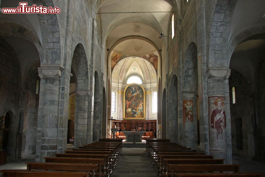 Immagine Interno della Chiesa Parrocchiale di Armeno in Piemonte - © Alessandro Vecchi - CC BY-SA 3.0, Wikipedia