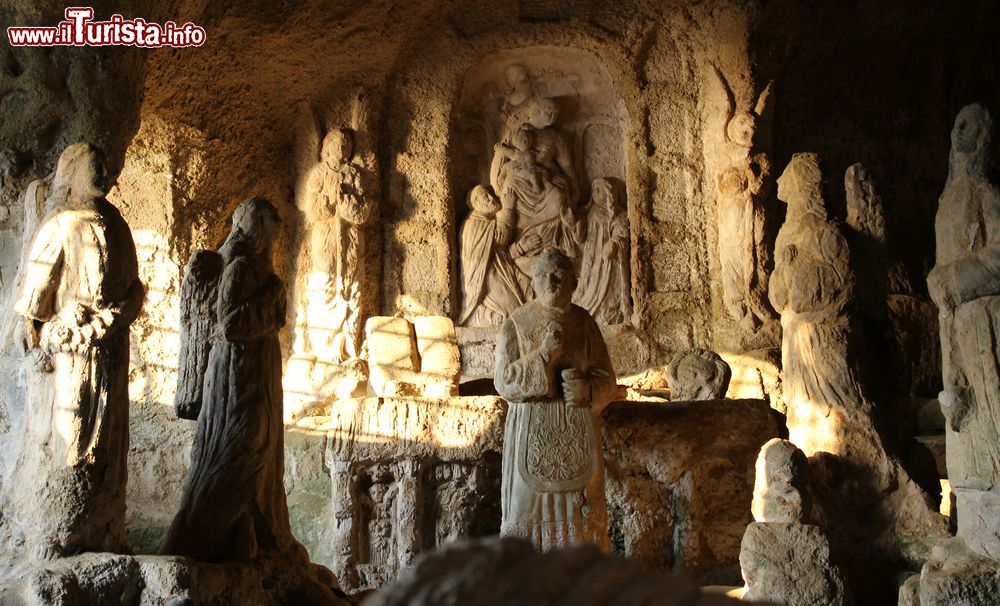 Immagine Interno della chiesa scavata nella roccia a Piedigrotta, Pizzo Calabro, Calabria. Luogo di culto cattolico, questo edificio religioso è interamente scavato nelle rocce tufacee e si trova 1 chilometro a nord di Pizzo, nella località di La Madonnella. All'interno vi sono gruppi scultorei anch'essi in tufo.