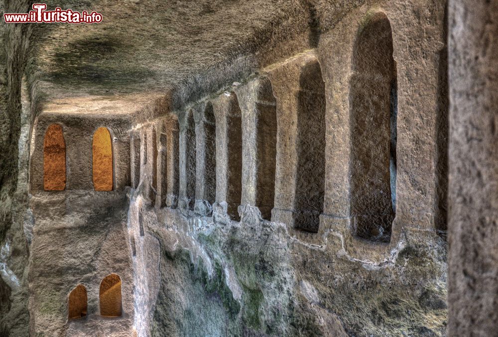 Immagine Interno della chiesa trogloditica di Aubeterre-sur-Dronne, Charente, Francia. Scavata dai monaci benedettini nella roccia nel XII° secolo, è la più grande chiesa sotterranea di tutta Europa.