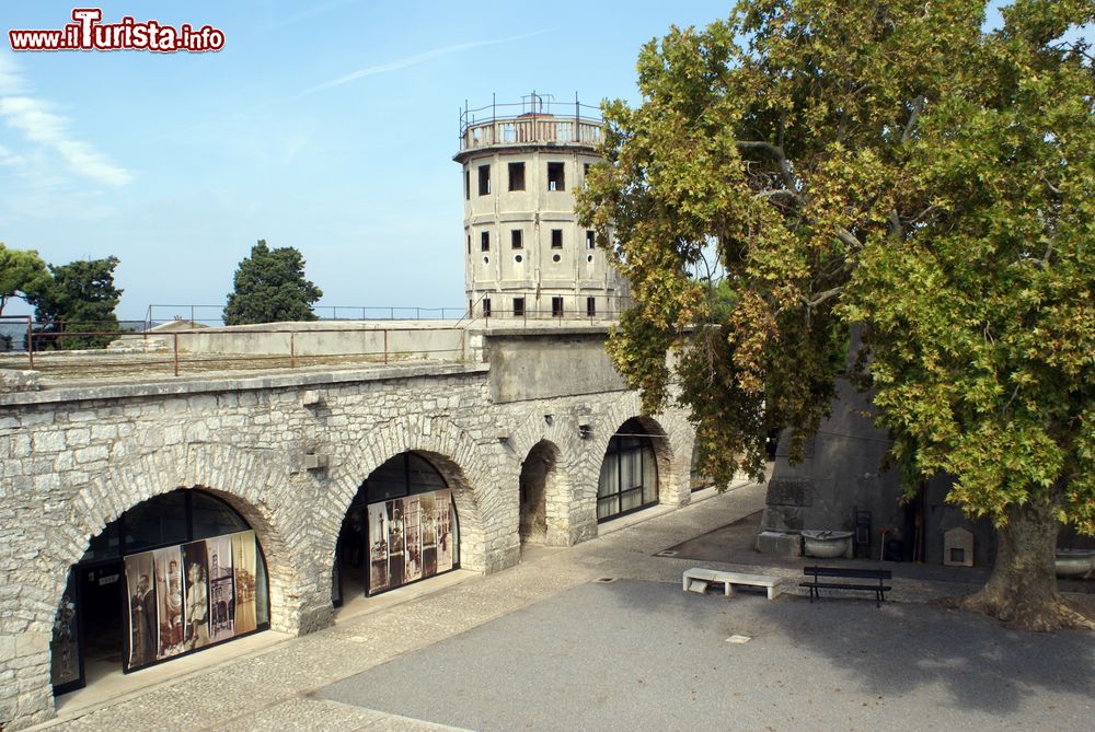 Immagine Interno della fortezza di Pola, Croazia. Città dalla storia trimillenaria, Pola è conosciuta in tutto il mondo per i suoi preziosi monumenti storico-culturali.