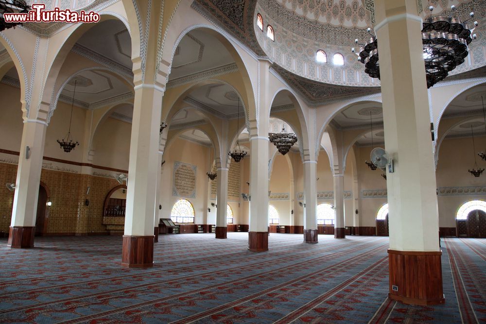 Immagine L'interno della Gaddafi Mosque a Kampala, Uganda. La sua costruzione è stata resa possibile grazie ai fondi donati da Gheddafi.