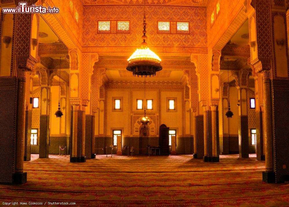 Immagine Interno della Grande Moschea di Niamey, Niger. E' stata costruita con il denaro donato dal governo libico di Gheddafi - © Homo Cosmicos / Shutterstock.com