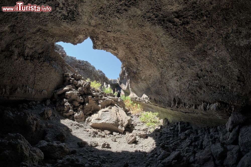 Immagine Interno della Grotta Lamponi nel Parco Nazionale dell'Etna vicino a Linguaglossa in Sicilia