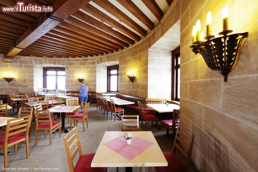 Immagine Interno della Kehlsteinhaus (nota anche come Eagle's Nest) in cima al monte Kehlstein, Berchtesgaden (Germania).  Questo rifugio alpino si trova a 1.834 metri di altezza. Hitler utilizzò questo luogo in alcune occasioni per incontri diplomatici - © Mikadun / Shutterstock.co