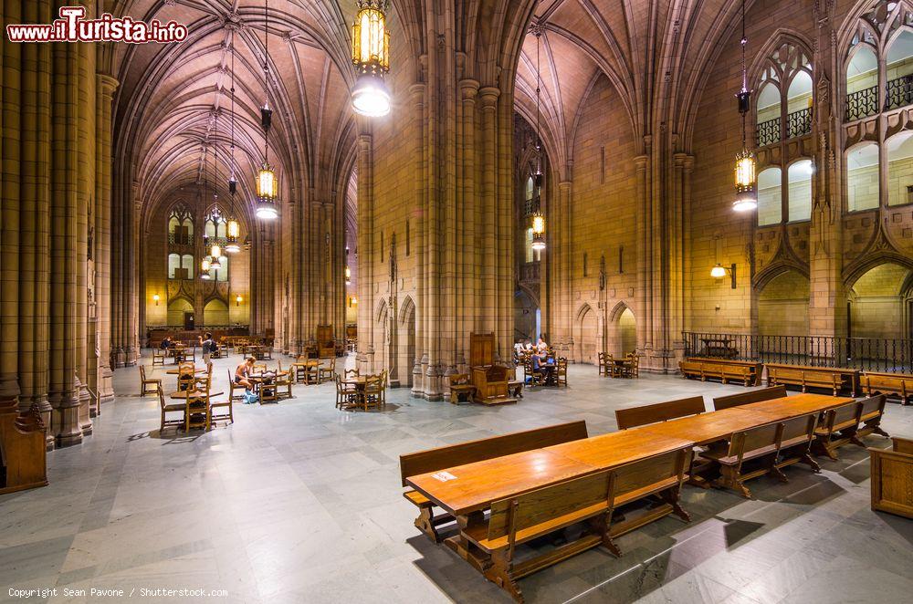 Immagine Interno della maestosa cattedrale di Learning a Pittsburgh, Pennsylvania, con le alte volte a crociera - © Sean Pavone / Shutterstock.com