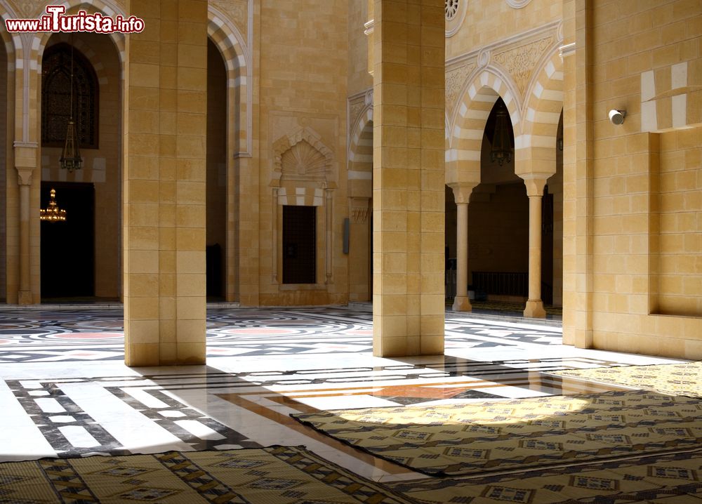 Immagine Interno della moschea di Sidone, Libano. A impreziosire la tradizionale architettura araba sono i pavimenti in pregiato marmo.