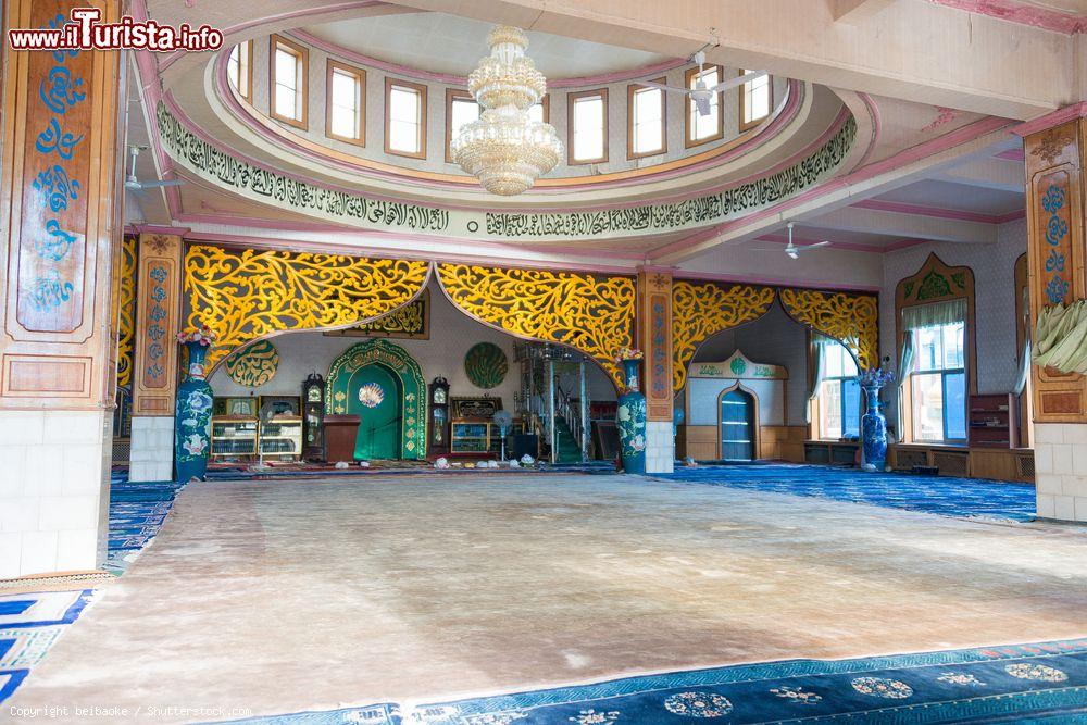 Immagine L'interno della Nanguan Mosque di Yinchuan, Cina. Questo moderno edificio in stile arabo fu distrutto durante la Rivoluzione Culturale e ricostruito nel 1981 - © beibaoke / Shutterstock.com