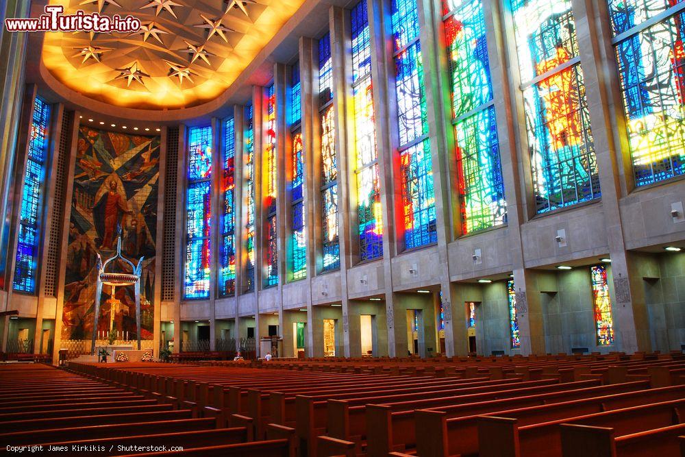 Immagine Interno della St. Josephs Cathedral di Hartford, Connecticut, con vetrate istoriate realizzate in Francia - © James Kirkikis / Shutterstock.com